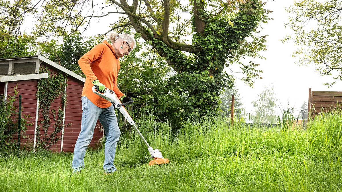 Akku-Motorsense FSA 30 Stihl im Einsatz im mittelhohen Gras