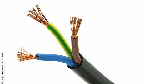 Dreiadriges Stromkabel mit braun, blauen und gelb-grünem Kabel - Foto: iStock / Andreas Häuslbetz