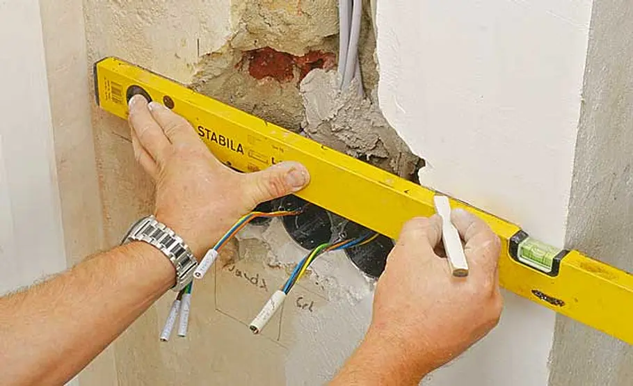 Kabel unter Putz verlegen Unterputzdosen ausrichten