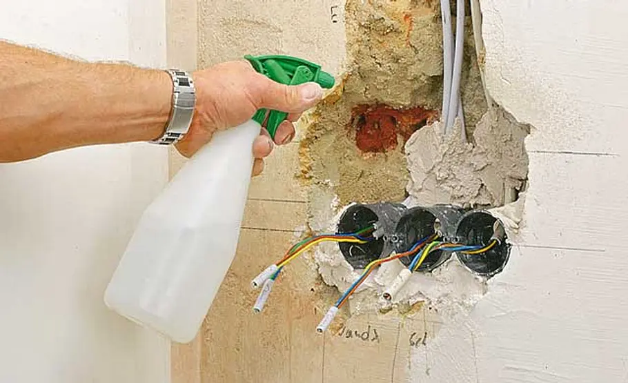 Kabel unter Putz verlegen Mauer nässen