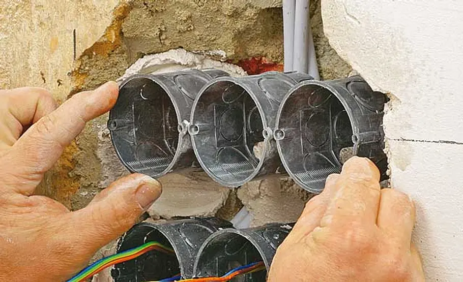 Kabel unter Putz verlegen Installationsdose einsetzen