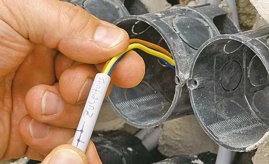 Kabel unter Putz verlegen Kabelenden markieren
