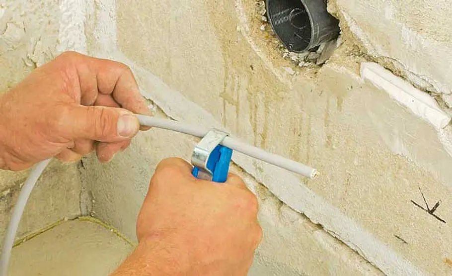 Kabel unter Putz verlegen Leitung abisolieren