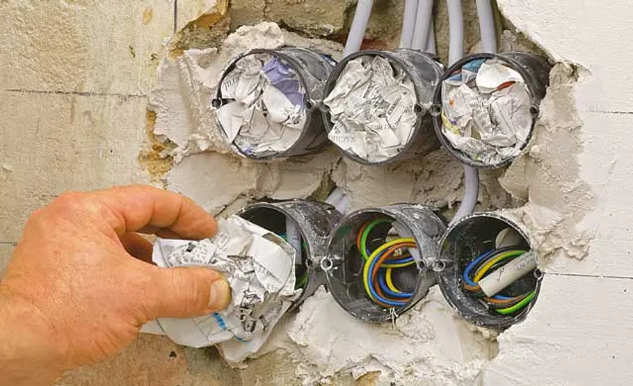 Kabel unter Putz verlegen Dosen versiegeln