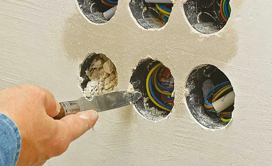 Kabel unter Putz verlegen Unterputzdosen freilegen