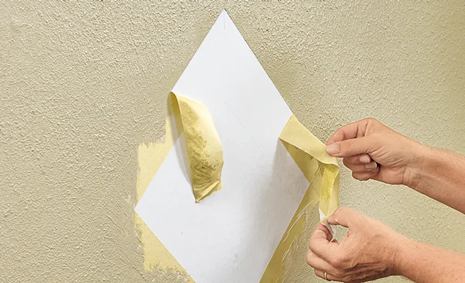 Mit Deckenleisten gestalten: Schritt 6 von 18 Klebeband entfernen
