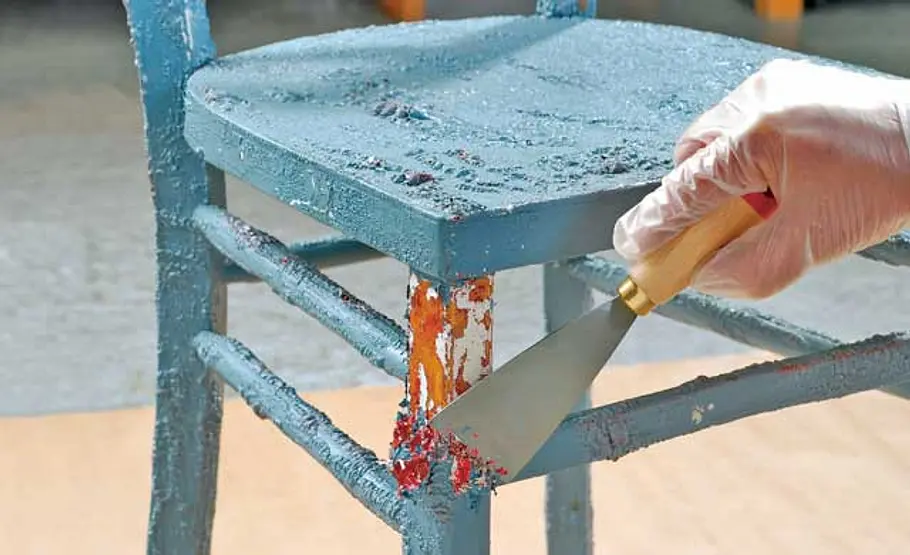 Lack entfernen: Schritt 4 von 13 Farbe ankratzen