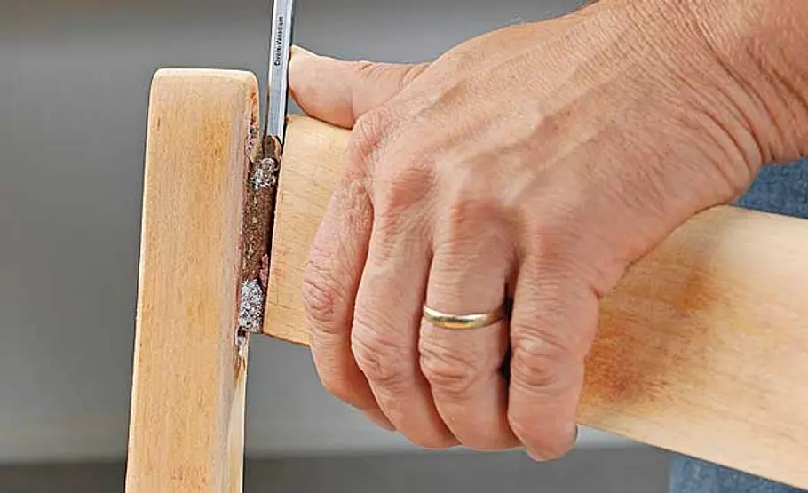 Lack entfernen: Schritt 9 von 13 Schlitz-und- Zapfen-Verbindung reparieren