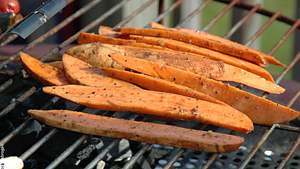 Süßkartoffel grillen - Foto: iStock / sbrogan