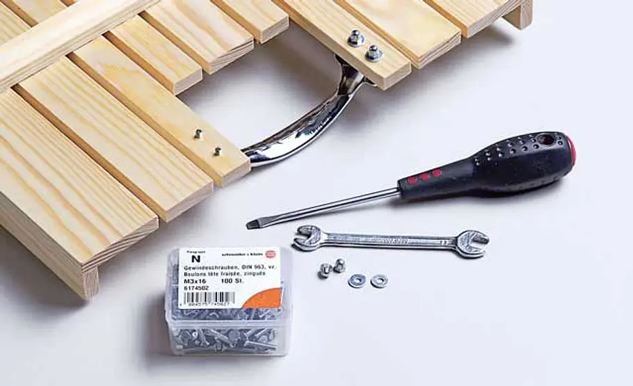 Tablett bauen: Schritt 4 von 6 Griff anschrauben