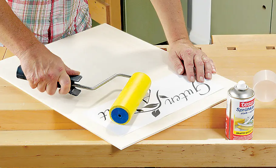 Küchen-Tafel basteln Küchen-Tafel: Sprühkleber auftragen