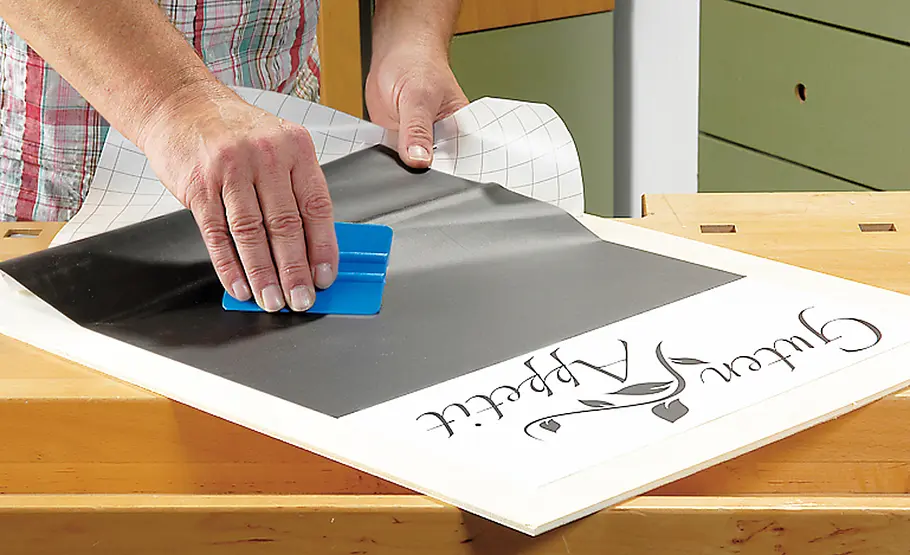 Küchen-Tafel basteln Küchen-Tafel: Tafelfolie aufdrücken