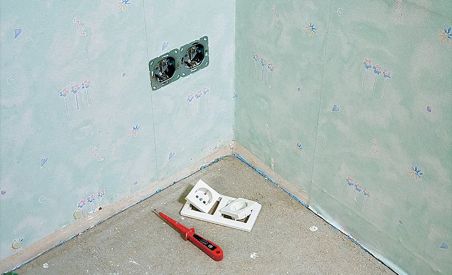 Vorarbeiten zum Tapezieren Wand tapezieren und streichen