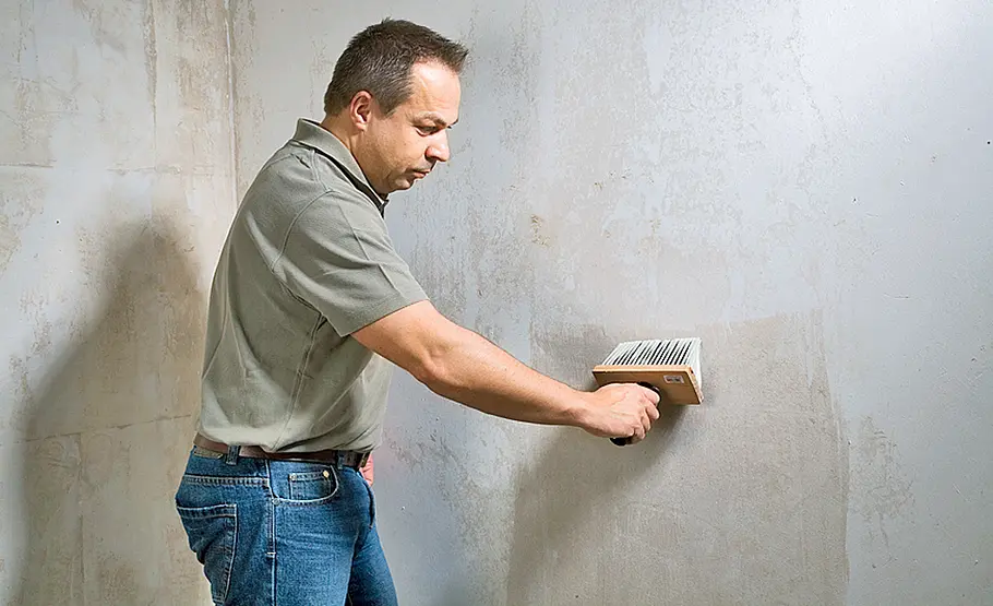 Vorarbeiten zum Tapezieren Wand tapezieren und streichen