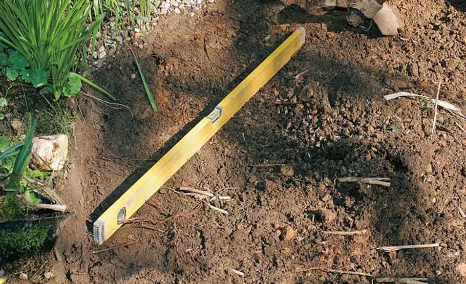 Teich sanieren: Schritt 6 von 22 Teichränder nivellieren