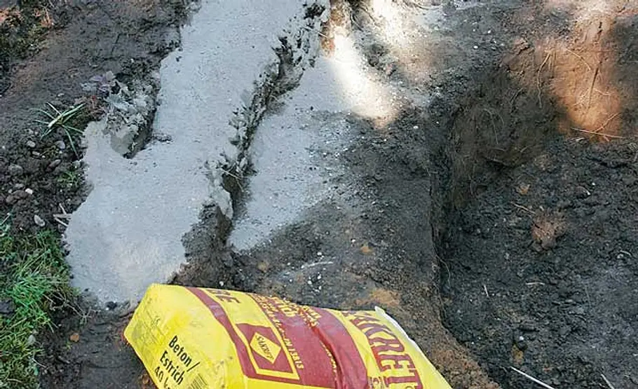 Teich sanieren: Schritt 7 von 22 Magerbeton auftragen