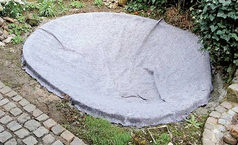 Teich sanieren: Schritt 13 von 22 Polstervlies überlappen lassen