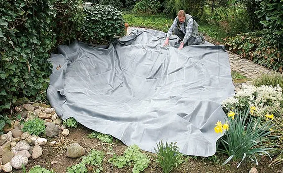 Teich sanieren: Schritt 14 von 22 Teichfolie auslegen