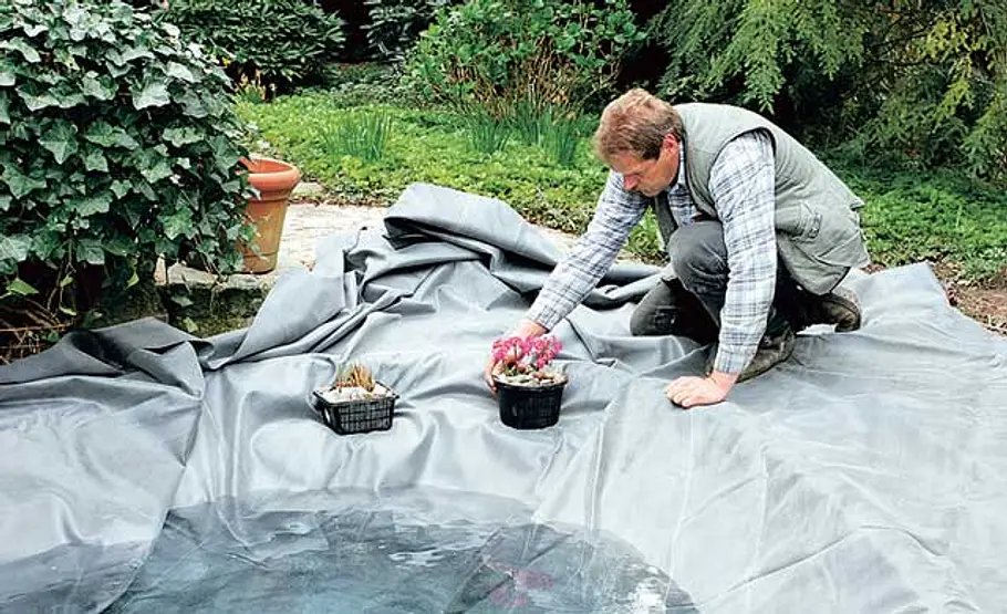 Teich sanieren: Schritt 17 von 22 Wasserpflanzen absetzen