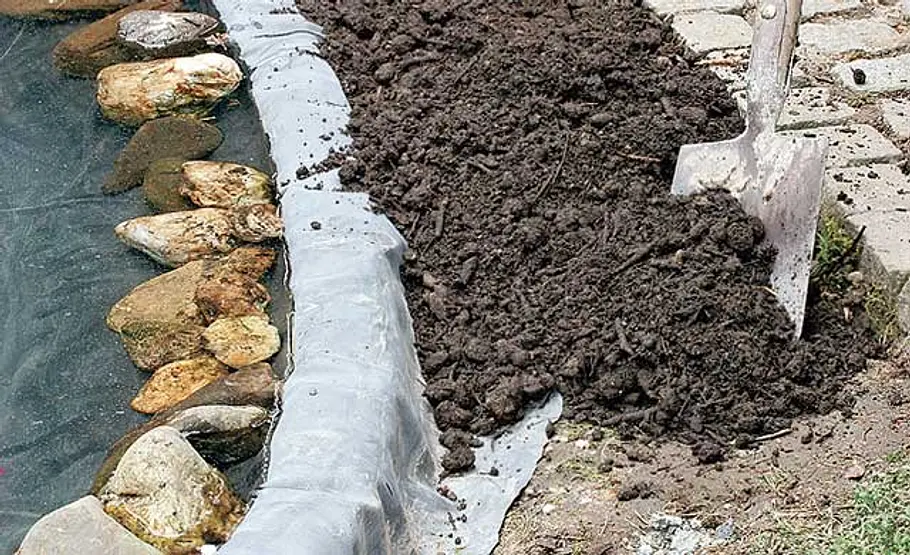 Teich sanieren: Schritt 20 von 22 Blumenerde ausbringen