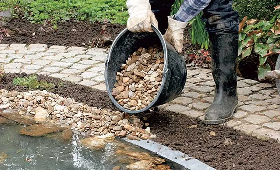 Teich sanieren: Schritt 21 von 22 Kieselsteine am Teichrand