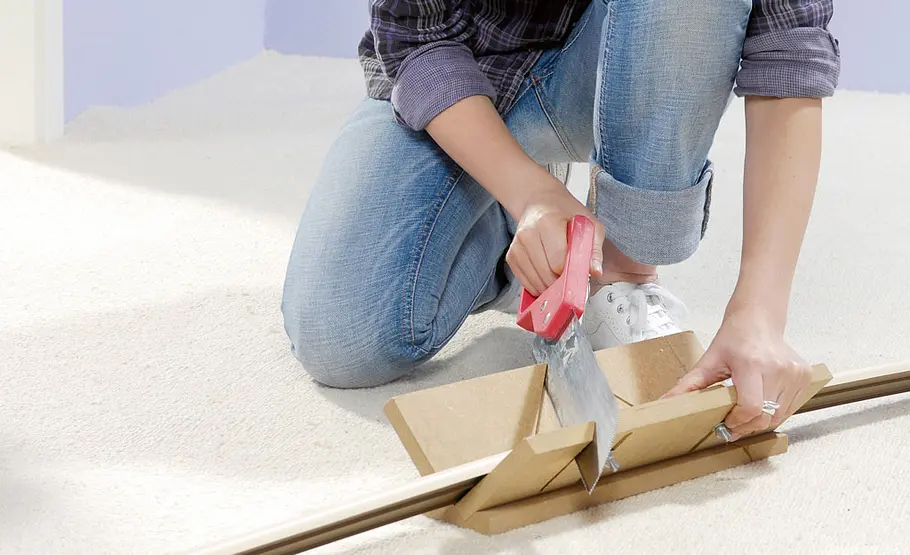 Teppich verlegen: Schritt 11 von 14 Fußleisten zusägen