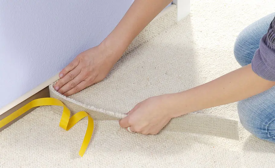 Teppich verlegen: Schritt 13 von 14 Teppichstreifen aufkleben