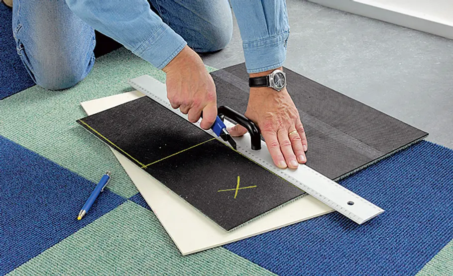 Teppichfliesen & Sockelleiste: Schritt 6 von 13 Teppichfliese durchtrennen