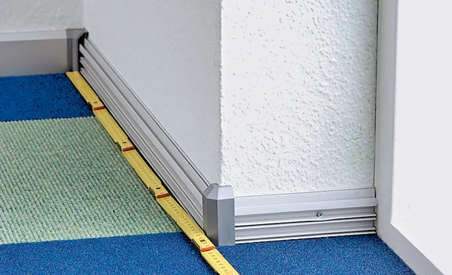Teppichfliesen & Sockelleiste: Schritt 10 von 13 Abdeckleiste kürzen.