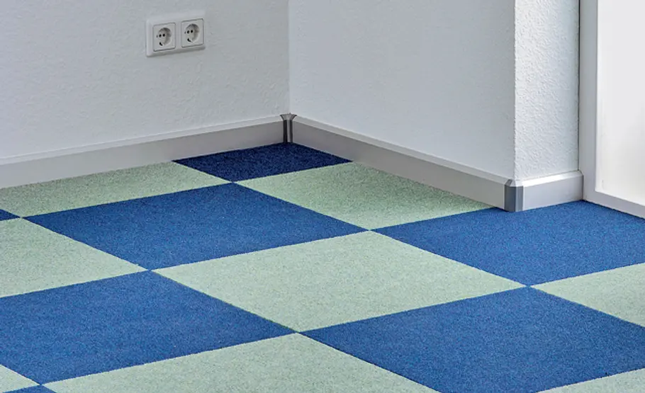 Teppichfliesen & Sockelleiste: Schritt 13 von 13 Sockelleisten schützen die Wand