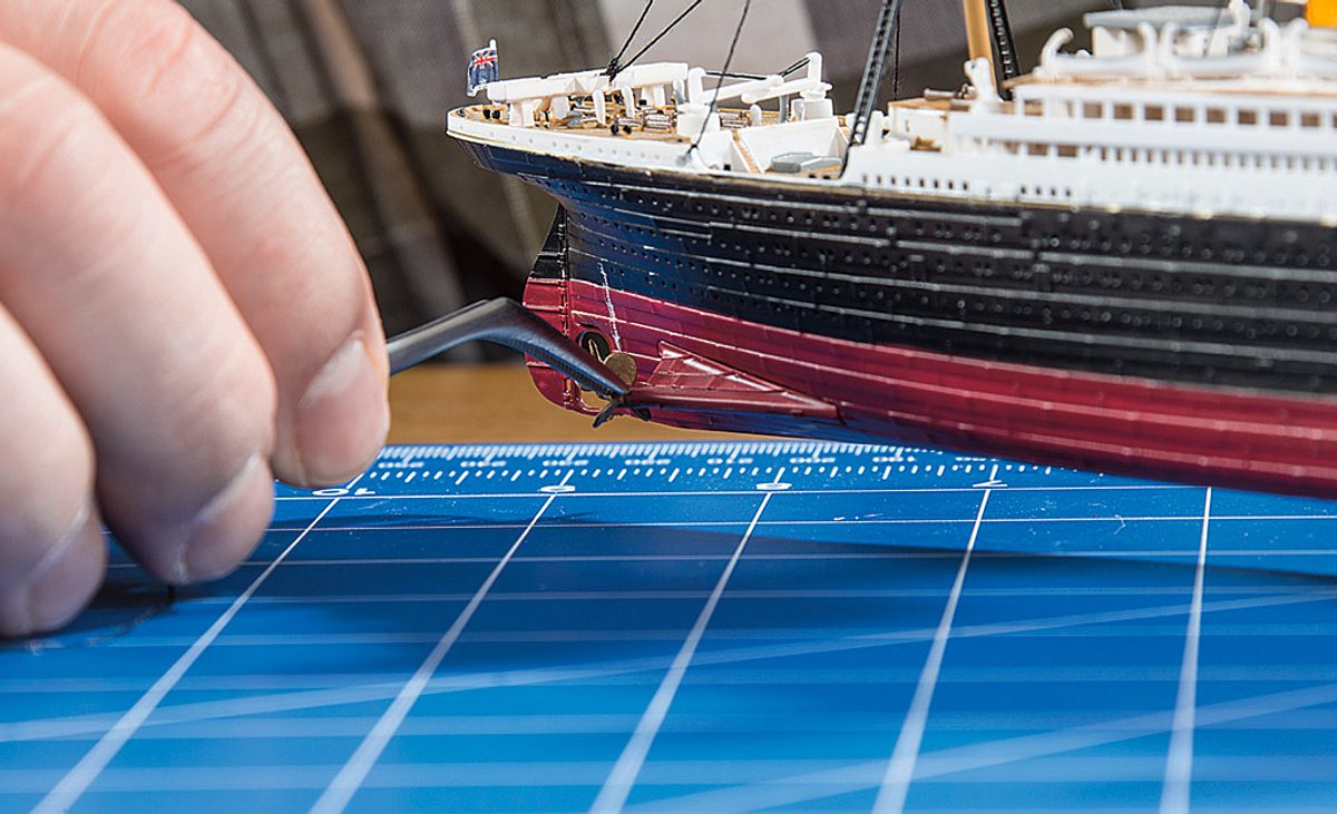 Titanic Modellbau: Pinzette verwenden