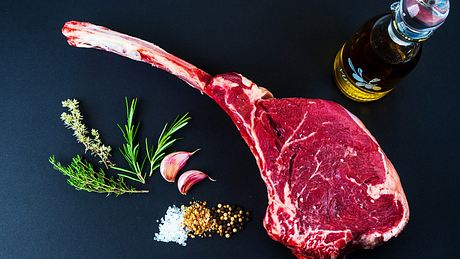 Rohes Tomahawk Steak mit Zutaten für Marinade - Foto: thomasmaiwald / Pixabay