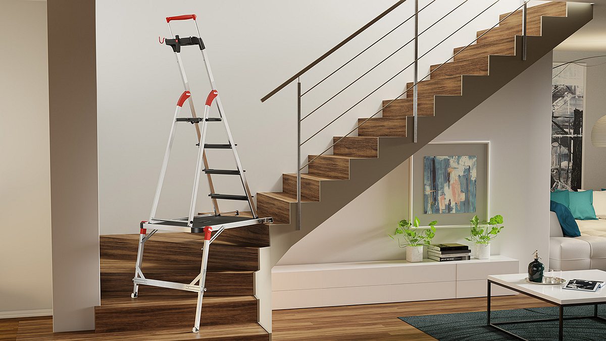 Eine Stehleiter steht auf einem Treppenpodest, der auf einer Holztreppe steht.