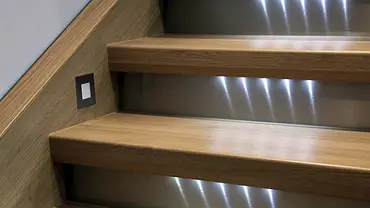 LED-Streifen an Stufen - Foto: KonovalikovAndrey / iStock LED-Streifen an Stufen - Foto: KonovalikovAndrey / iStock
