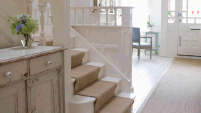 Eingangshalle mit Treppe und Treppenteppich - Foto: IPGGutenbergUKLtd / iStock Eingangshalle mit Treppe und Treppenteppich - Foto: IPGGutenbergUKLtd / iStock