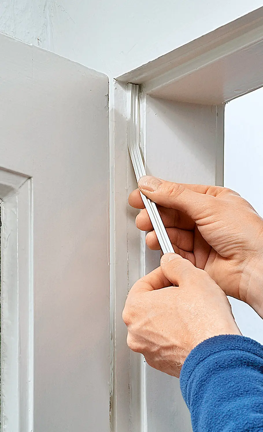 Zugluft stoppen: Türspalten abdichten | selbst.de
