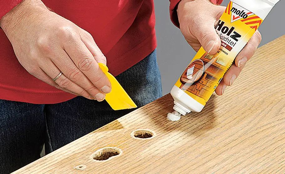 Türblatt reparieren: Schritt 7 von 13 Holzspachtel auftragen