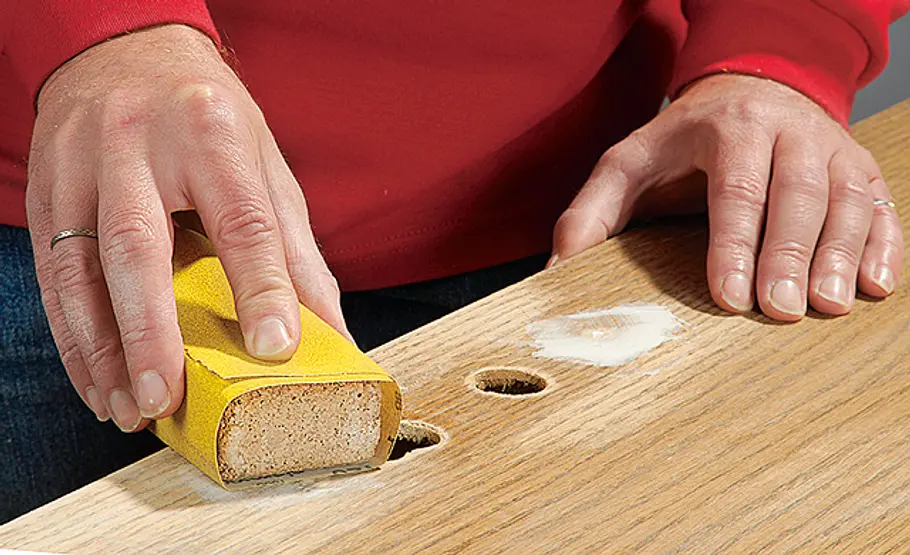 Türblatt reparieren: Schritt 8 von 13 Spachtelmasse glatt schleifen