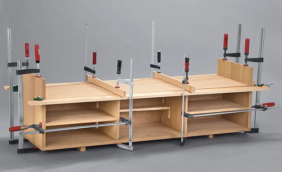 TV-Bank selber bauen TV-Bank: Zwingen befestigen