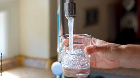 Wasser aus dem Wasserhahn - Foto: iStock / mheim3011