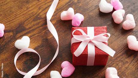 Valentinstags-Geschenk für Freundin - Foto: iStock / frema