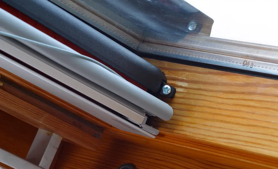Dachfenster-Rollo montieren: 3 von 14 Rollo am Fensterrahmen verschrauben