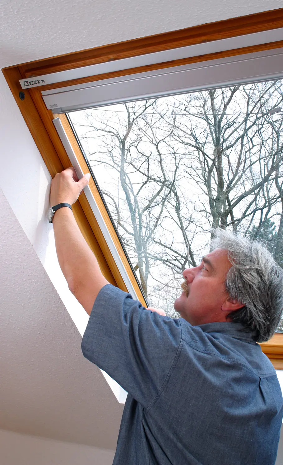 Dachfenster-Rollo montieren: 5 von 14 Führungsschiene montieren