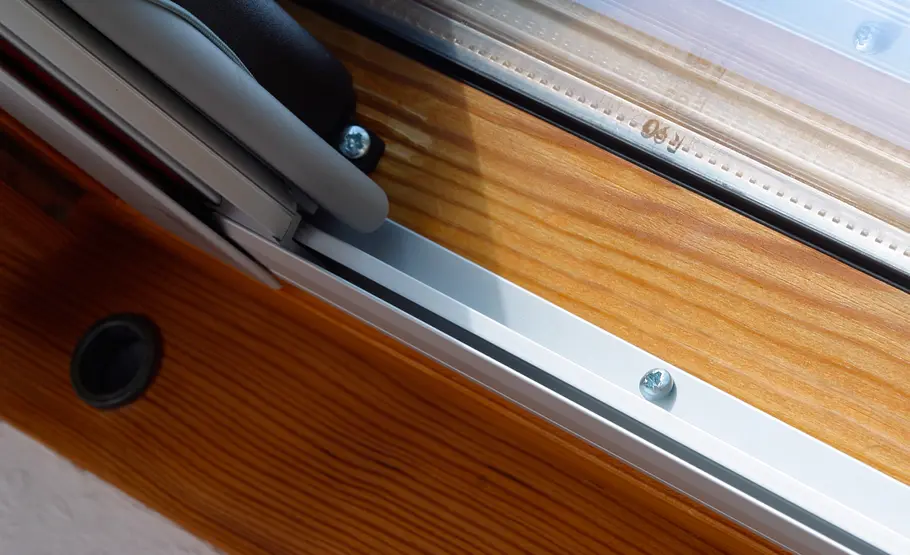Dachfenster-Rollo montieren: 7 von 14 Verdunkelungsrollo anbringen
