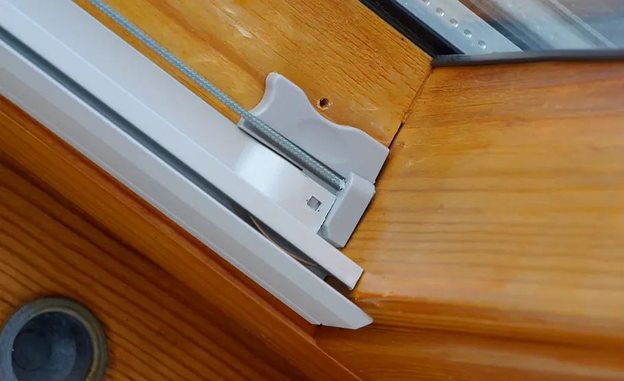 Dachfenster-Rollo montieren: 8 von 14 Rollo abwickeln