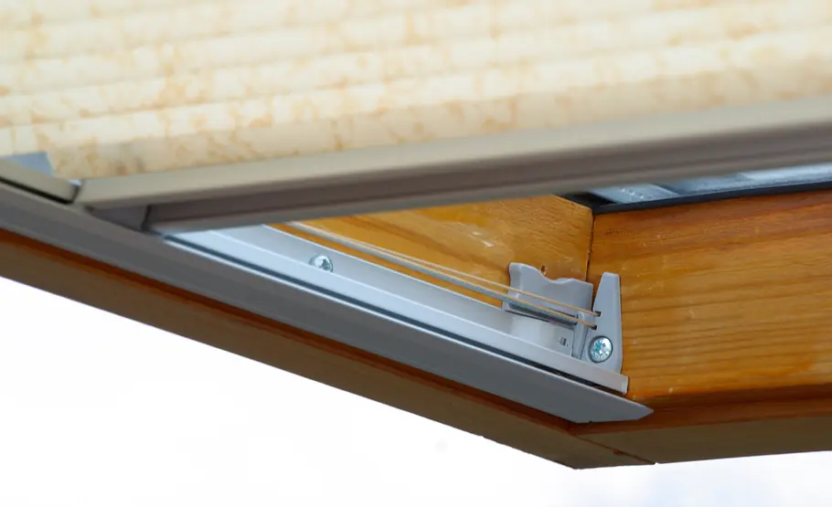 Dachfenster-Rollo montieren: 12 von 14 Schnurhalter festschrauben