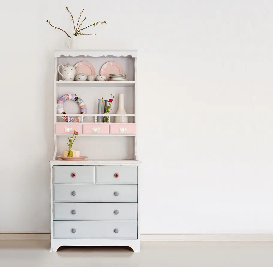 Weißer Vintage-Schrank