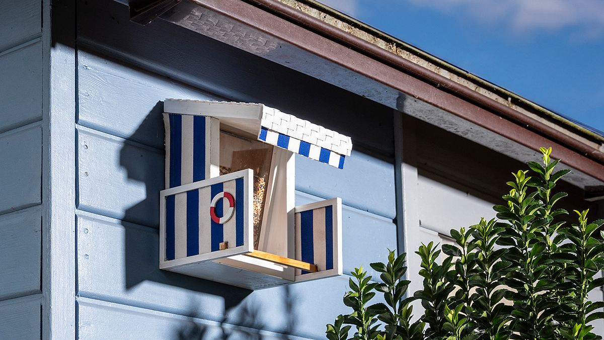 Vogelfutterhaus im Strandkorbstil