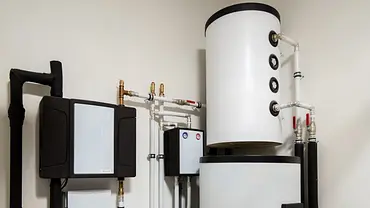 Ein Heizungsraum mit einer Wärmepumpe, Rohrleitung und dazugehörigen Pufferspeicher - Foto: istockphoto.com / wavipicture Ein Heizungsraum mit einer Wärmepumpe, Rohrleitung und dazugehörigen Pufferspeicher - Foto: istockphoto.com / wavipicture