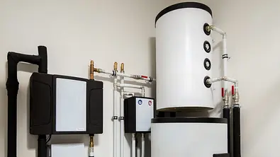 Ein Heizungsraum mit einer Wärmepumpe, Rohrleitung und dazugehörigen Pufferspeicher - Foto: istockphoto.com / wavipicture